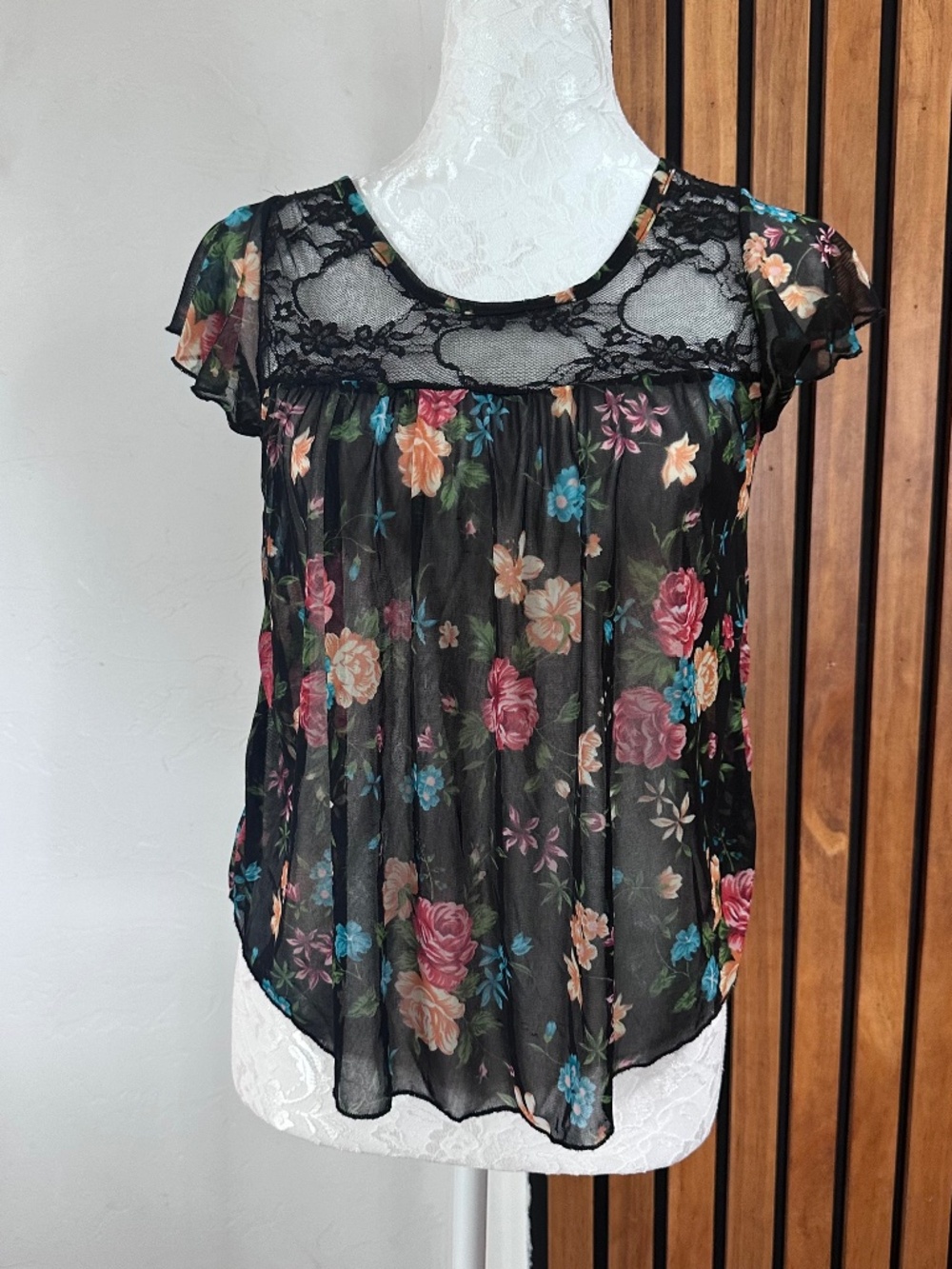 Sheer floral top size small/ medium 23 inches pit to pit.